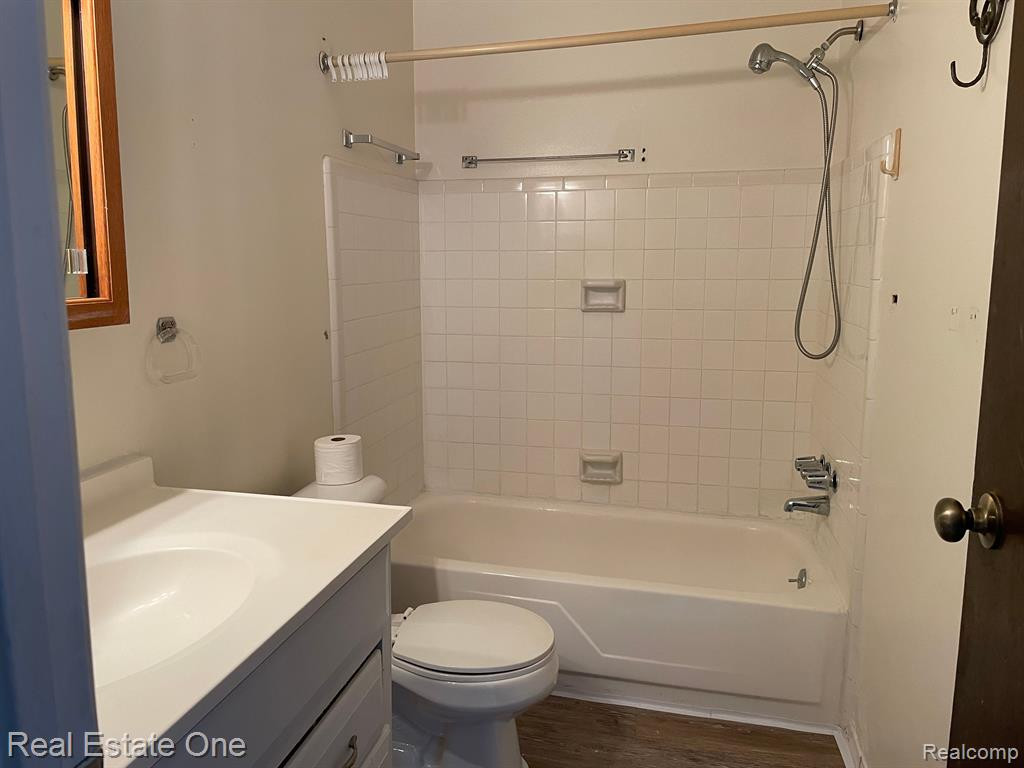 1804 COLONIAL VILLAGE Way, 4, Waterford, MI 48328 — Photo 17