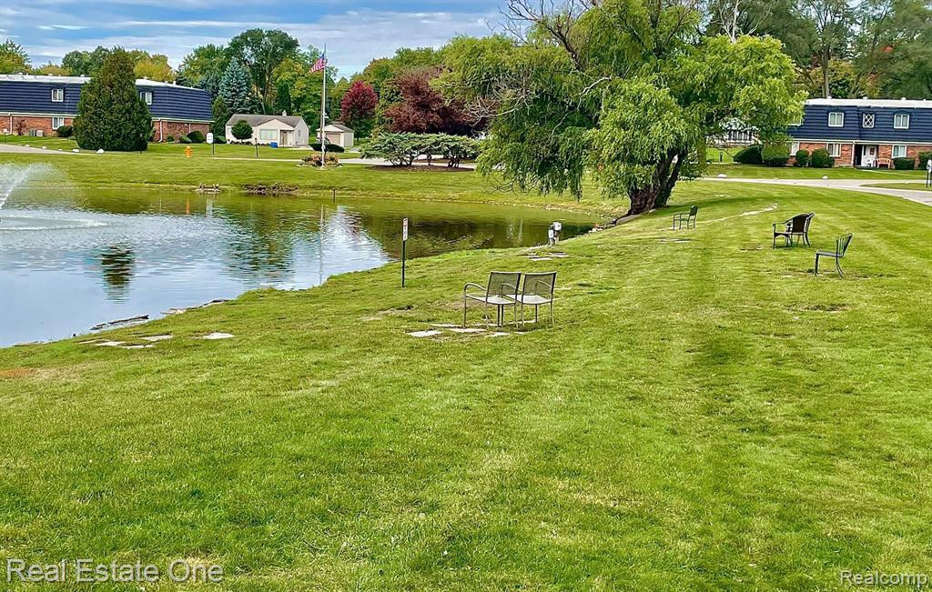 1804 COLONIAL VILLAGE Way, 4, Waterford, MI 48328 — Photo 35