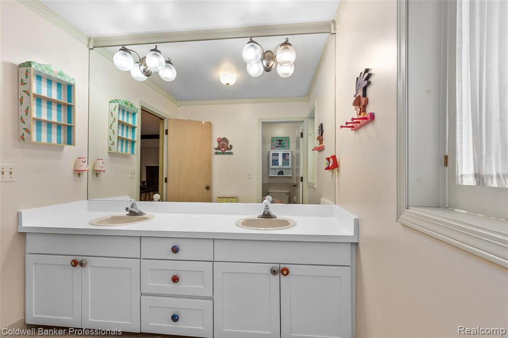 5130 LAKE BLUFF Road, West Bloomfield, MI 48323 — Photo 37