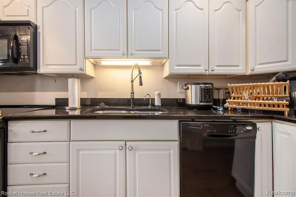 6693 Lakeshore Drive, Newport, MI 48166 — Photo 10