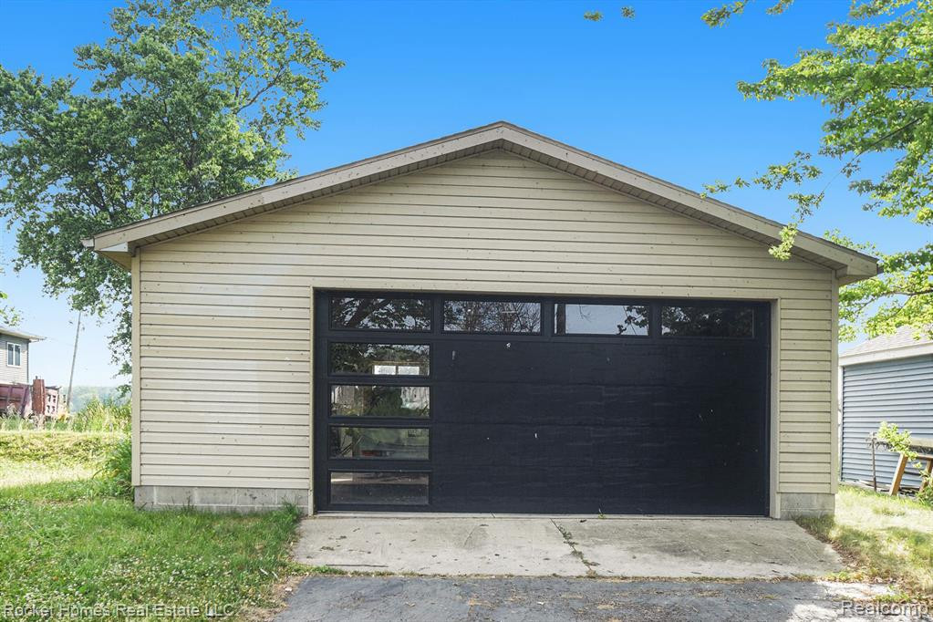6693 Lakeshore Drive, Newport, MI 48166 — Photo 25