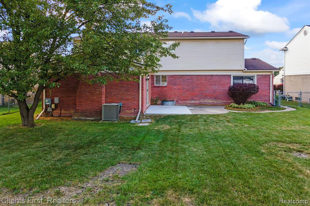 881 QUEENS Way, Canton, MI 48188 — Photo 2