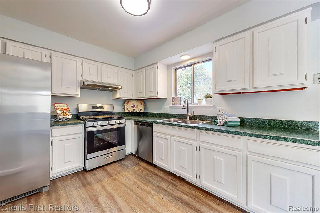 881 QUEENS Way, Canton, MI 48188 — Photo 7