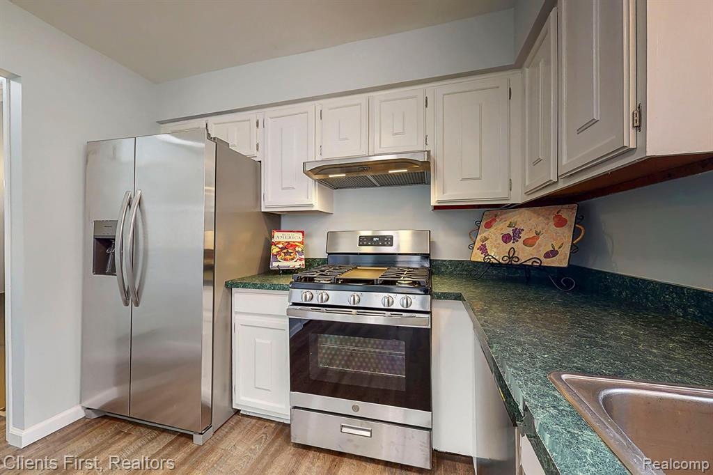 881 QUEENS Way, Canton, MI 48188 — Photo 8