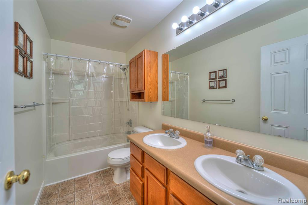 8202 BAYBERRY Court, Dexter, MI 48130 — Photo 22