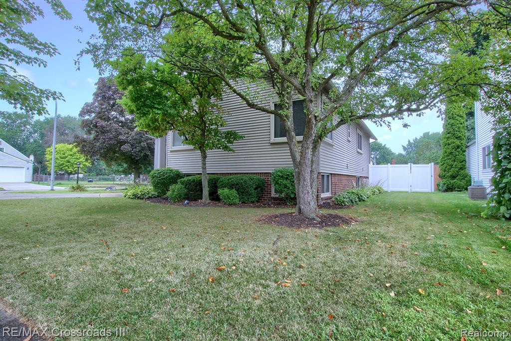 42464 SOMERSET Court, Canton, MI 48187 — Photo 3