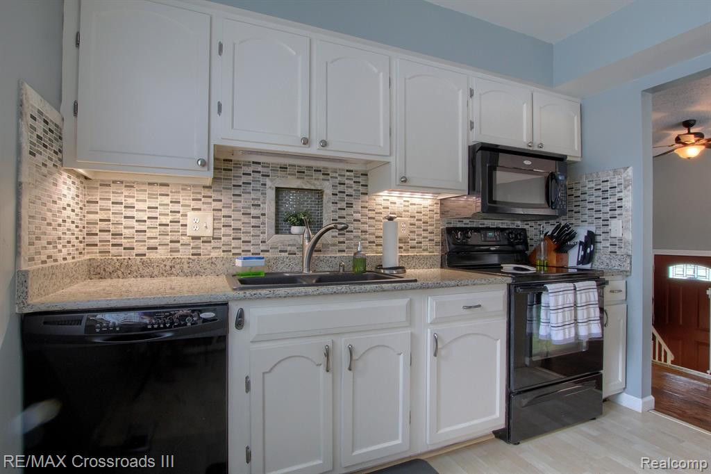 42464 SOMERSET Court, Canton, MI 48187 — Photo 8