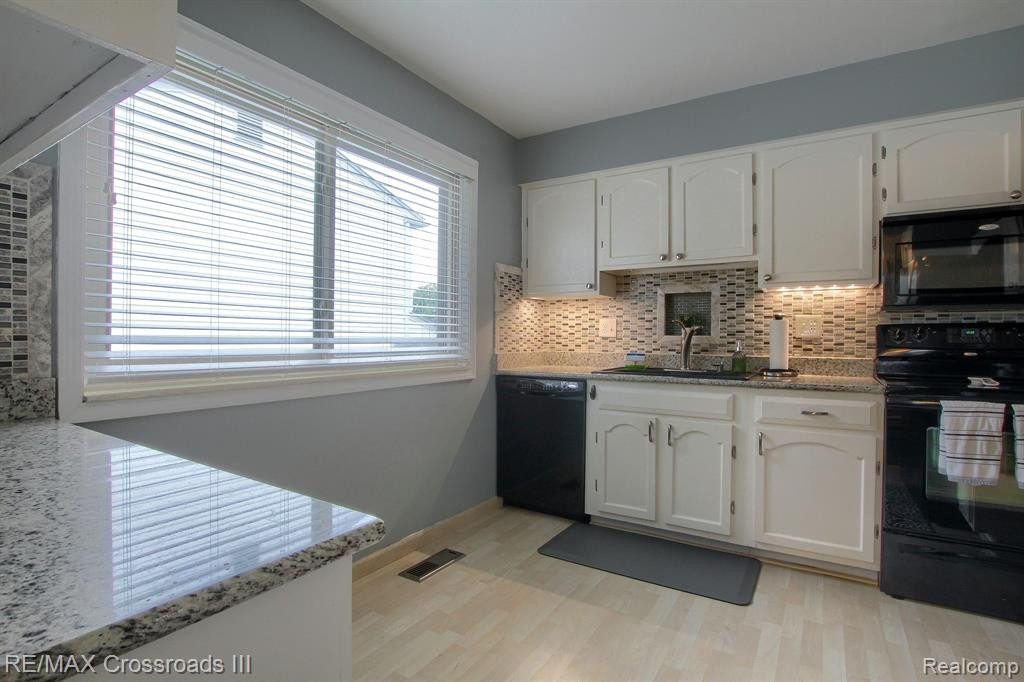 42464 SOMERSET Court, Canton, MI 48187 — Photo 10