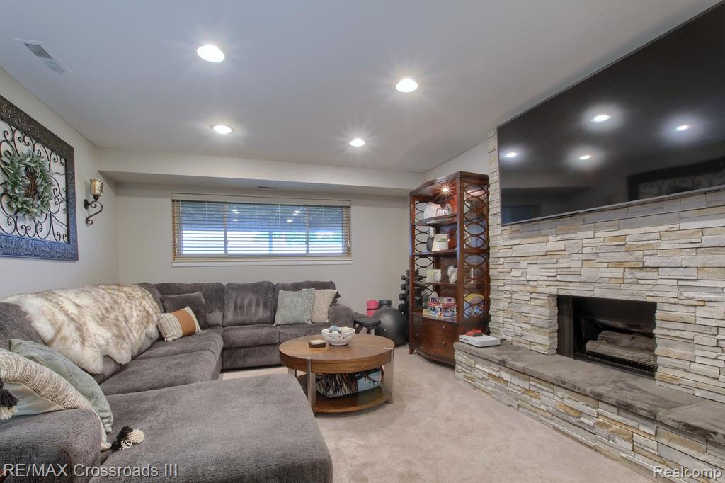 42464 SOMERSET Court, Canton, MI 48187 — Photo 11