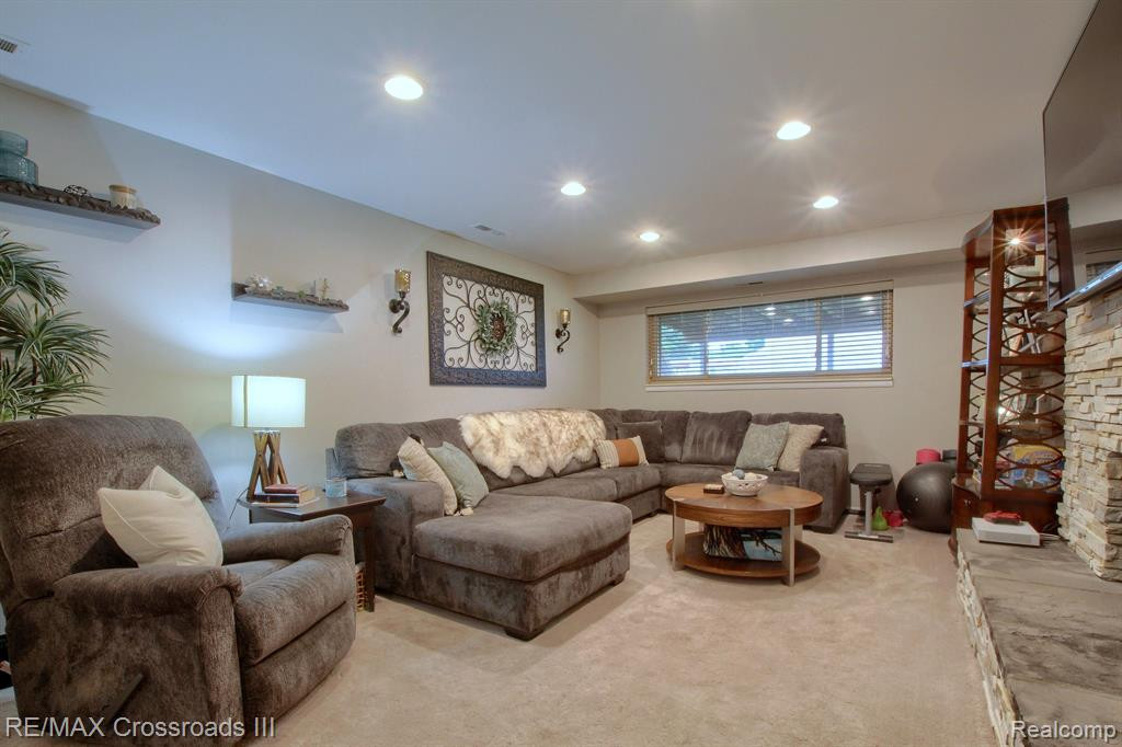 42464 SOMERSET Court, Canton, MI 48187 — Photo 12