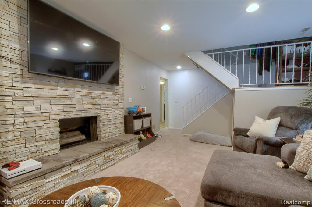 42464 SOMERSET Court, Canton, MI 48187 — Photo 13