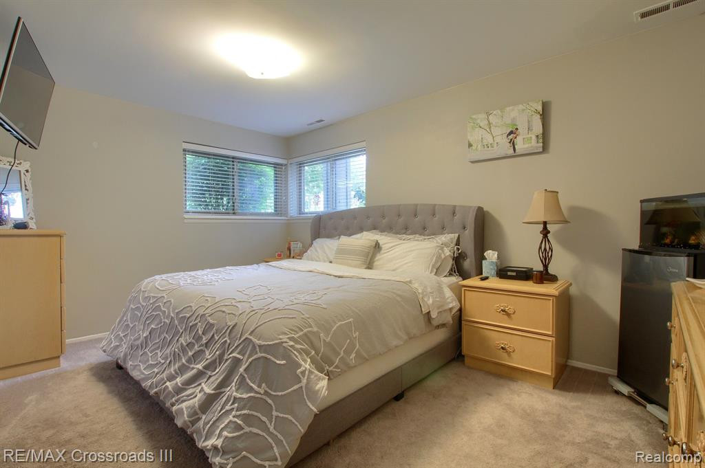 42464 SOMERSET Court, Canton, MI 48187 — Photo 14