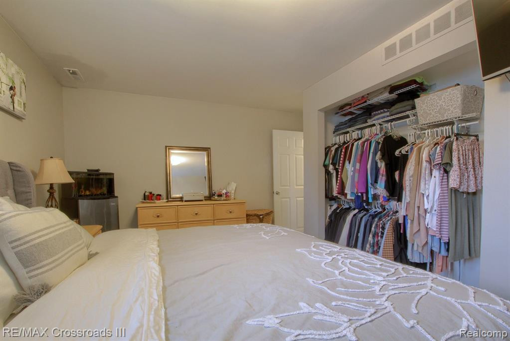 42464 SOMERSET Court, Canton, MI 48187 — Photo 15