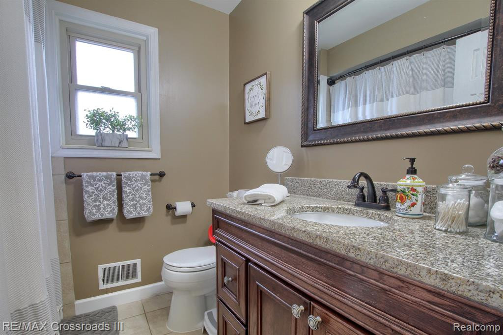 42464 SOMERSET Court, Canton, MI 48187 — Photo 16
