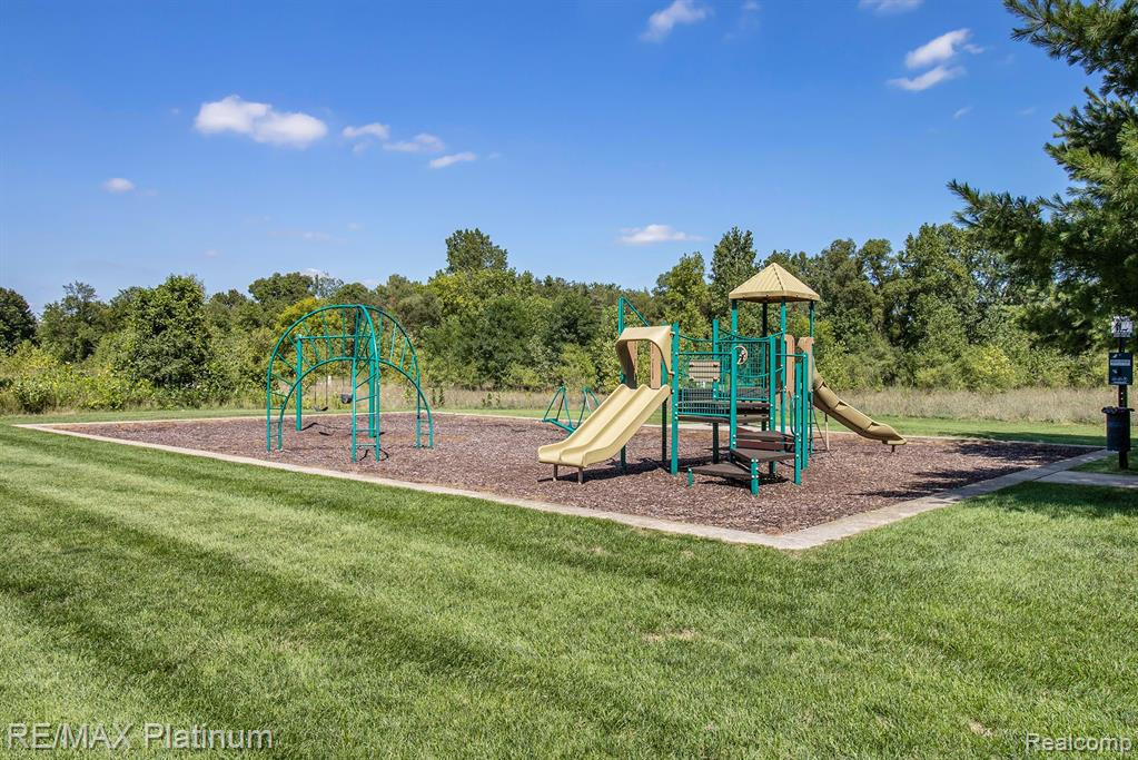 2160 KNOTTY PINE Trail, Howell, MI 48855 — Photo 17