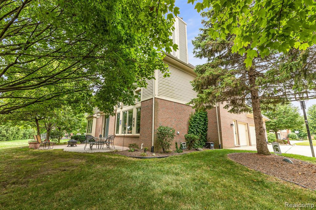 657 HIGHLANDS Drive, Canton, MI 48188 — Photo 6