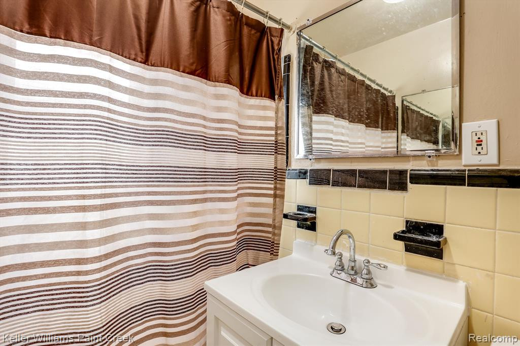 8238 CHALMERS Avenue, Warren, MI 48089 — Photo 6