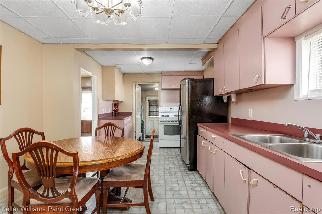8238 CHALMERS Avenue, Warren, MI 48089 — Photo 9