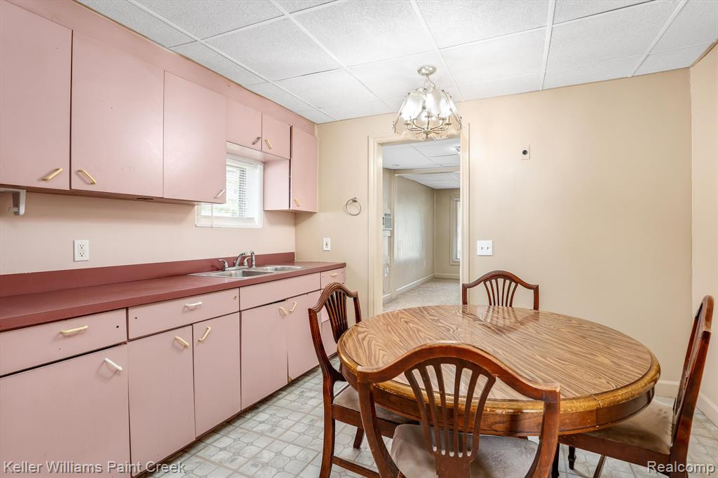 8238 CHALMERS Avenue, Warren, MI 48089 — Photo 10