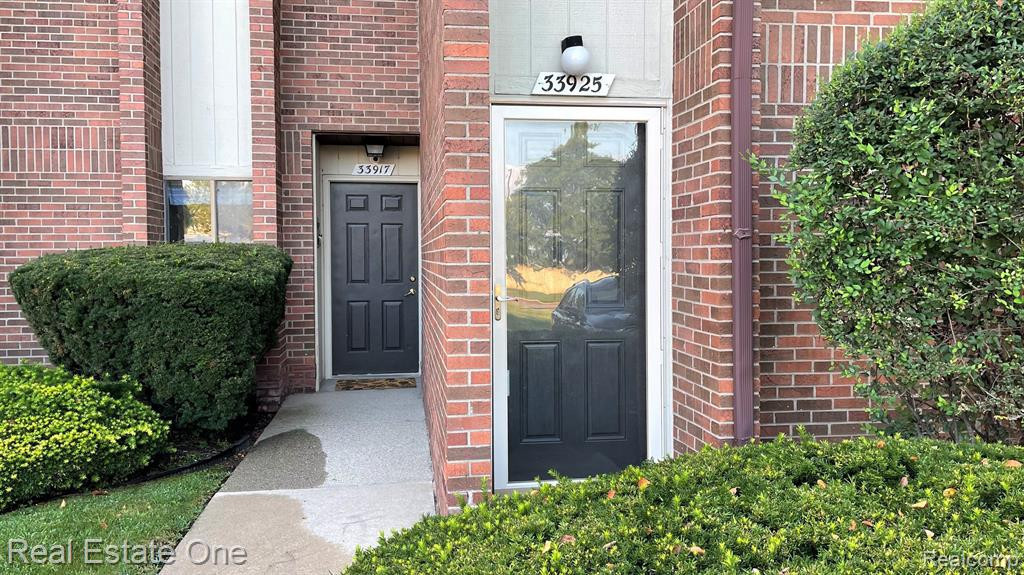 33925 PONDVIEW Circle, Livonia, MI 48152 — front exterior
