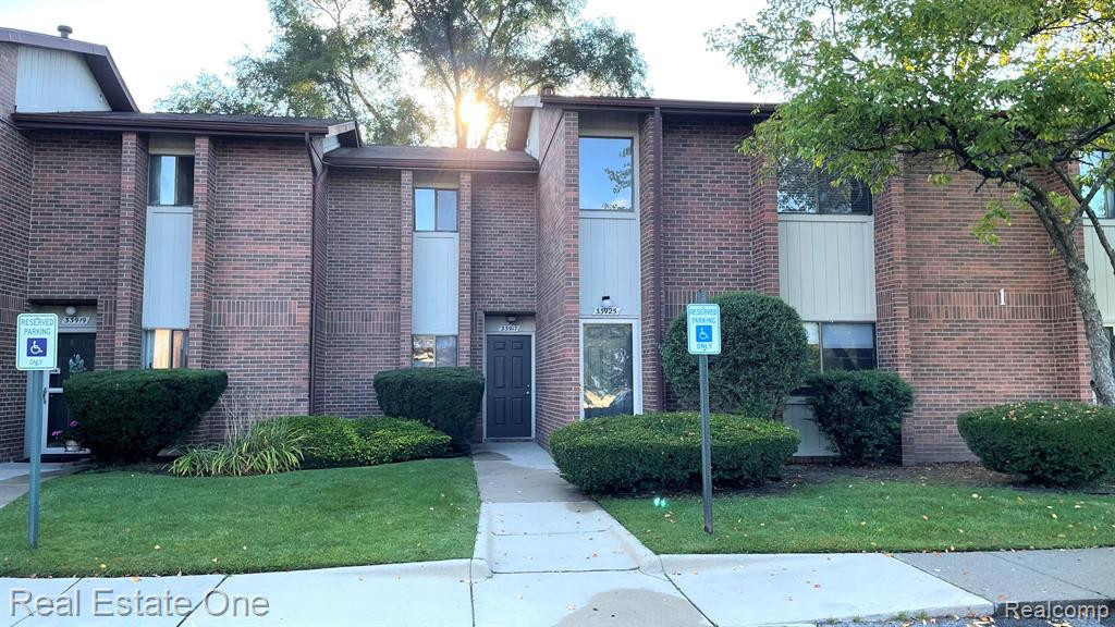 33925 PONDVIEW Circle, Livonia, MI 48152 — Photo 2