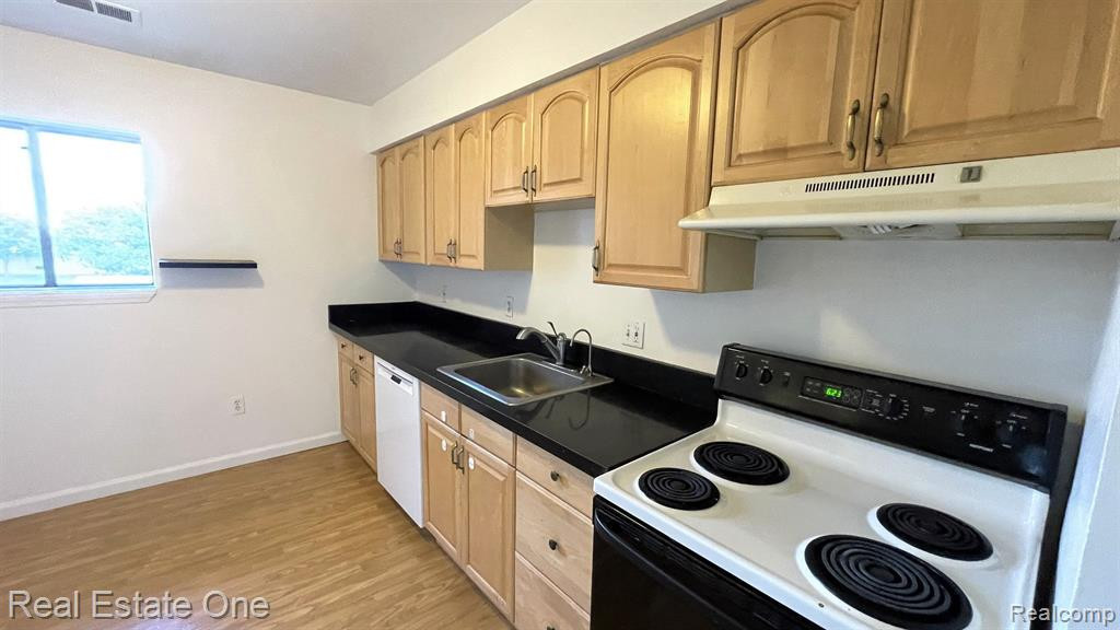 33925 PONDVIEW Circle, Livonia, MI 48152 — Photo 4