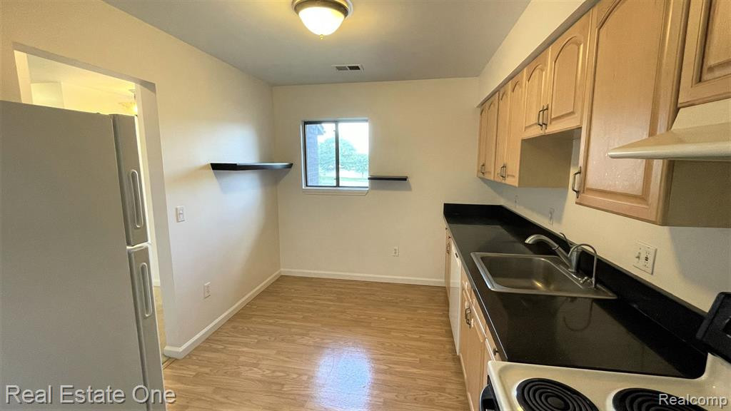 33925 PONDVIEW Circle, Livonia, MI 48152 — Photo 6