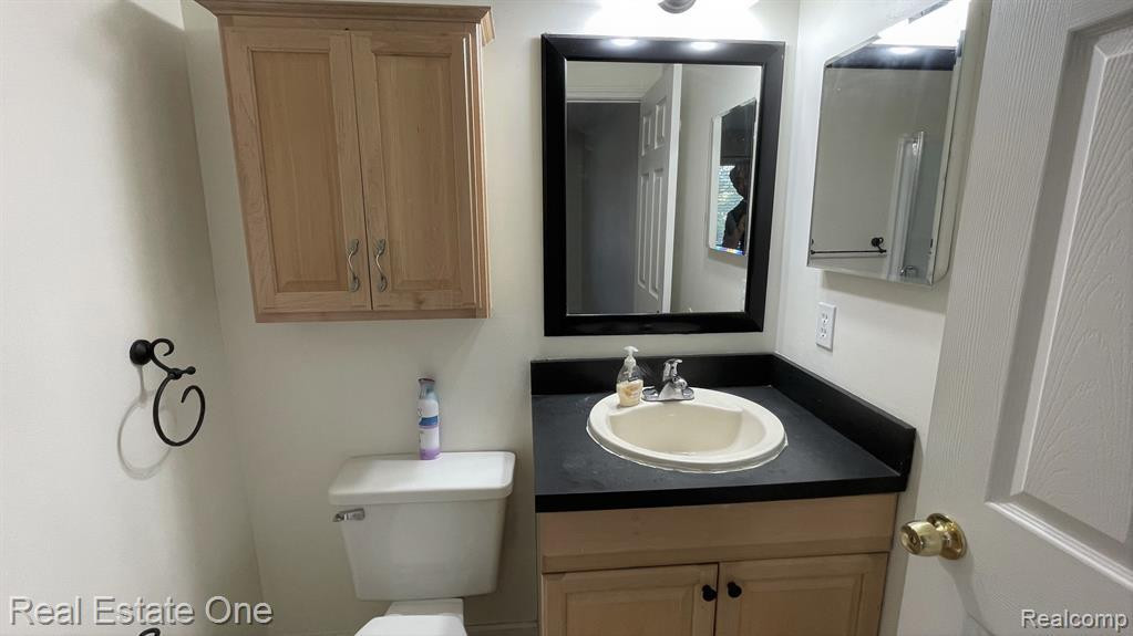 33925 PONDVIEW Circle, Livonia, MI 48152 — Photo 11