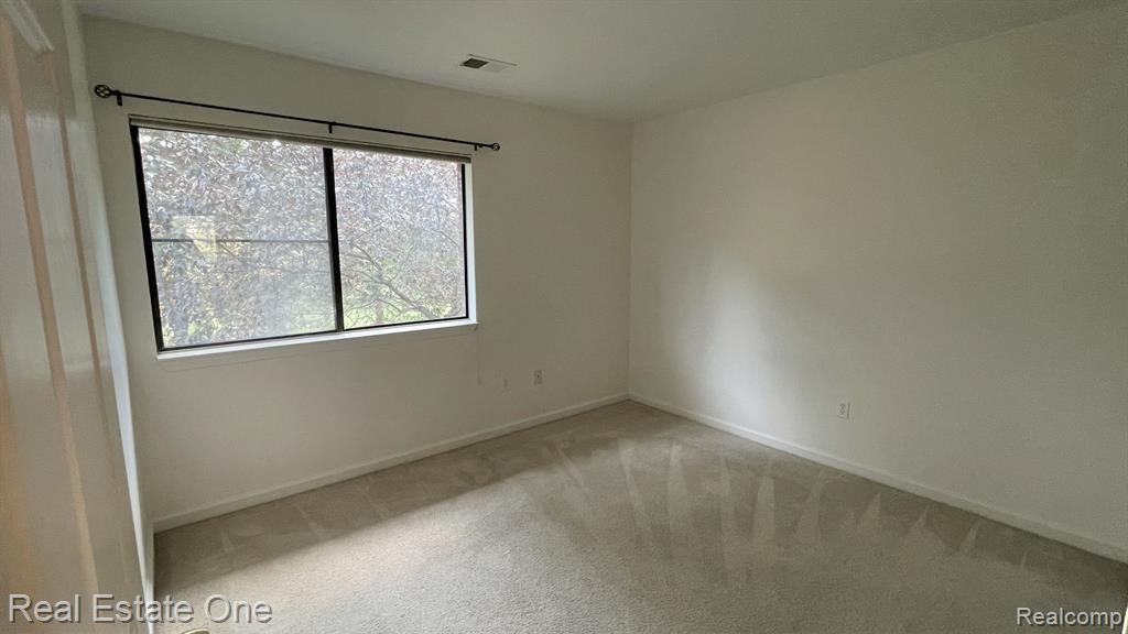 33925 PONDVIEW Circle, Livonia, MI 48152 — Photo 13