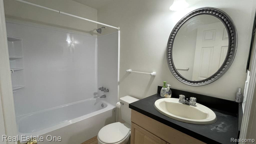 33925 PONDVIEW Circle, Livonia, MI 48152 — Photo 14
