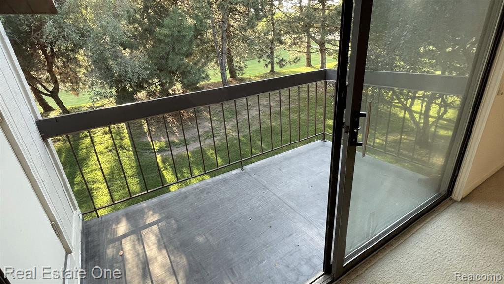33925 PONDVIEW Circle, Livonia, MI 48152 — Photo 15