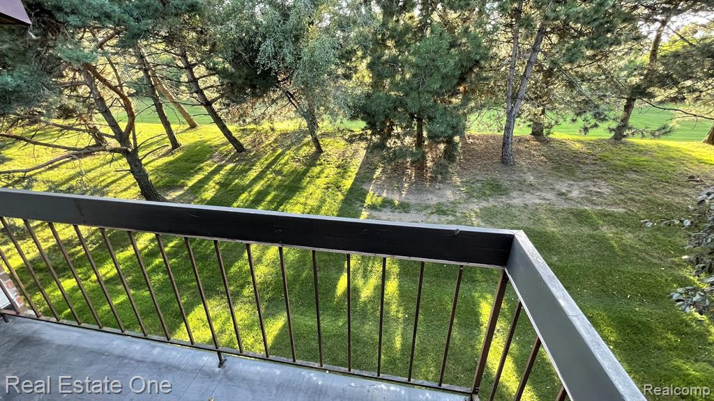33925 PONDVIEW Circle, Livonia, MI 48152 — Photo 16