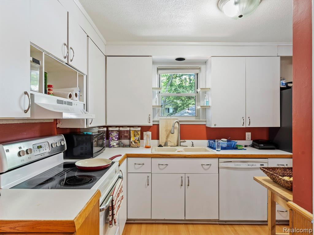 904 N REMBRANDT Avenue, Royal Oak, MI 48067 — Photo 9