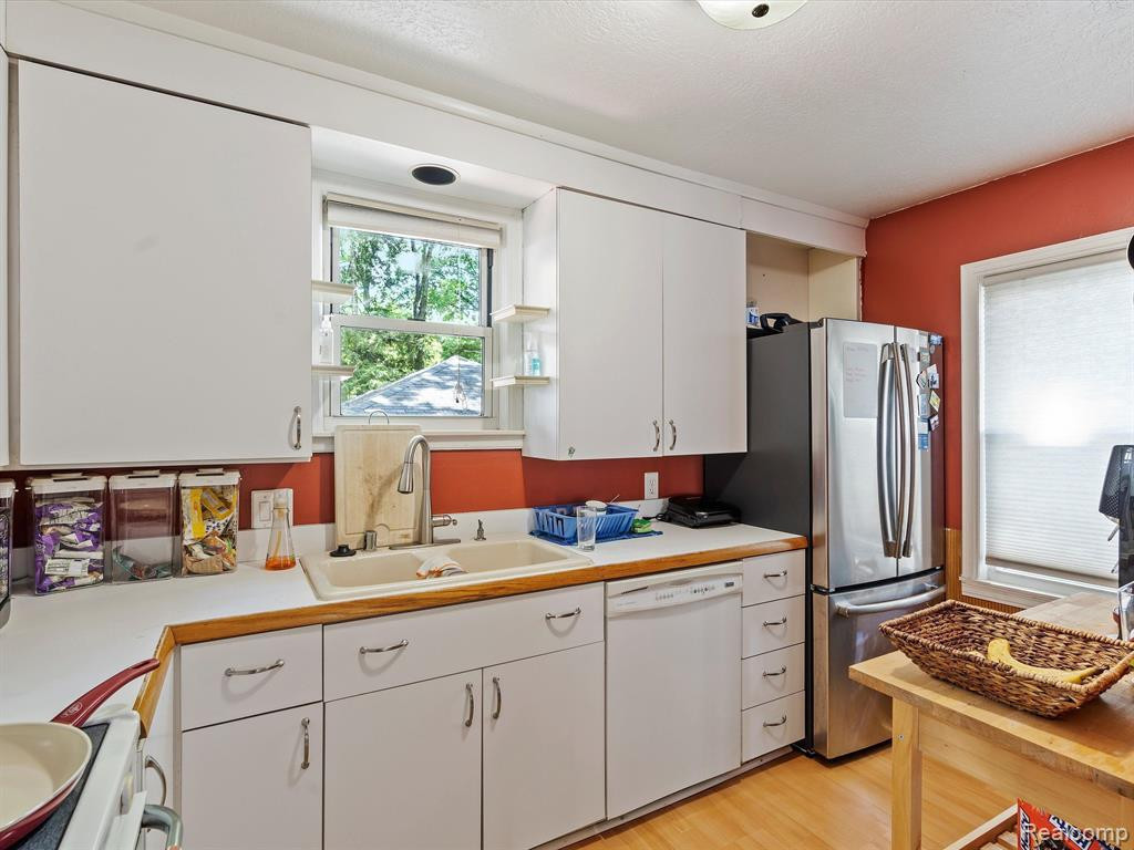 904 N REMBRANDT Avenue, Royal Oak, MI 48067 — Photo 10