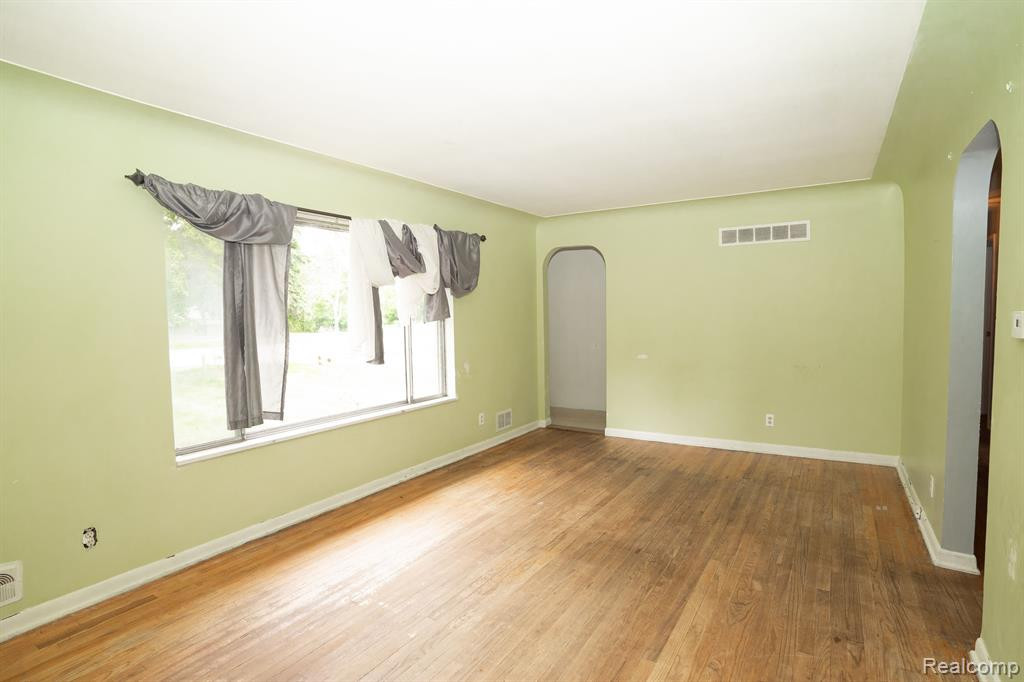 5122 W BRISTOL Road, Flint, MI 48507 — Photo 5