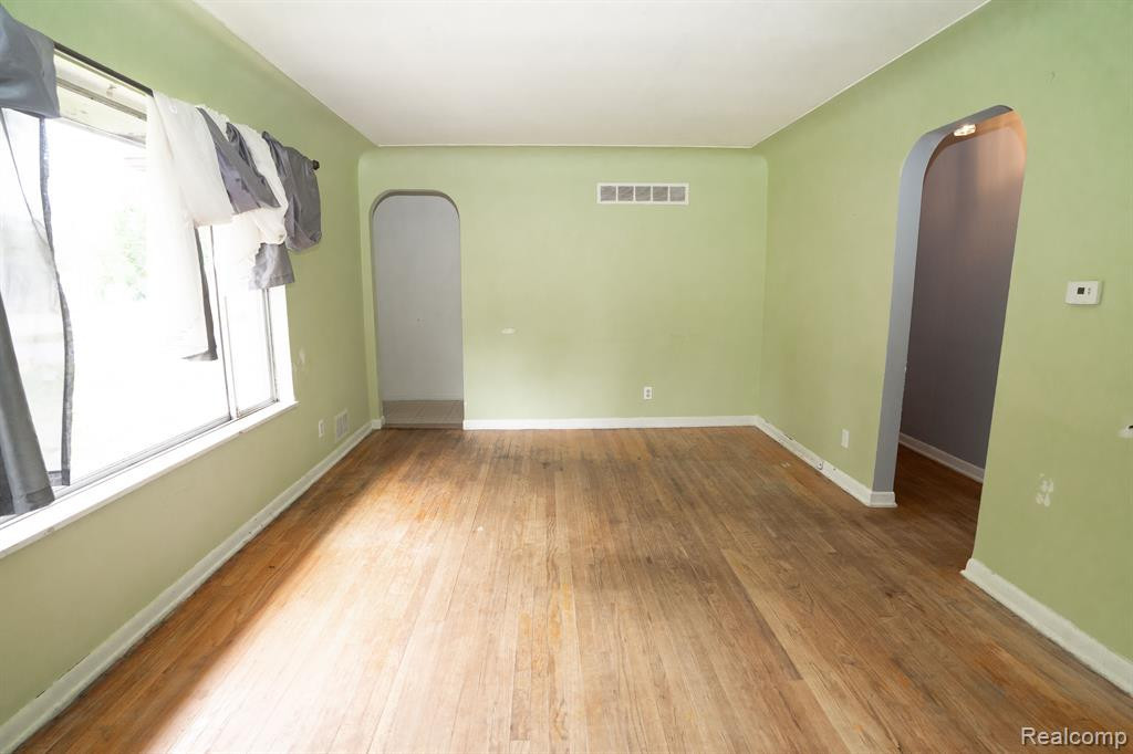 5122 W BRISTOL Road, Flint, MI 48507 — Photo 6