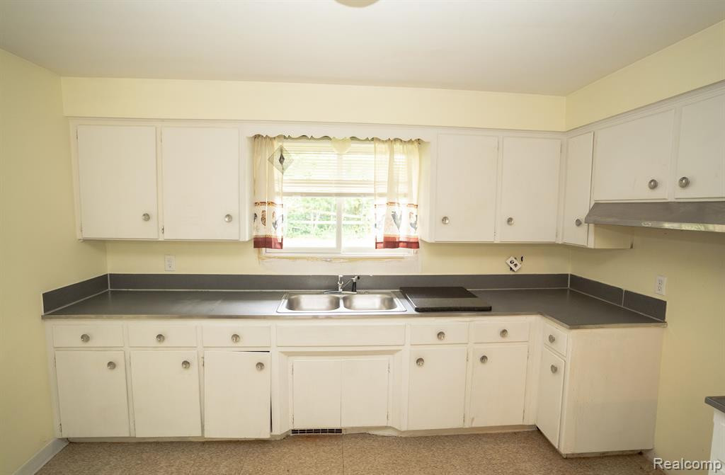 5122 W BRISTOL Road, Flint, MI 48507 — Photo 7
