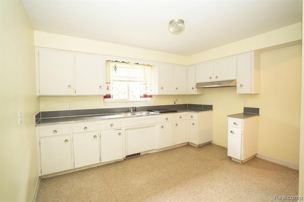 5122 W BRISTOL Road, Flint, MI 48507 — Photo 8