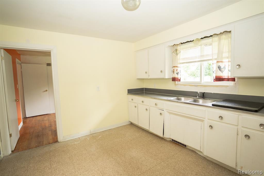 5122 W BRISTOL Road, Flint, MI 48507 — Photo 9