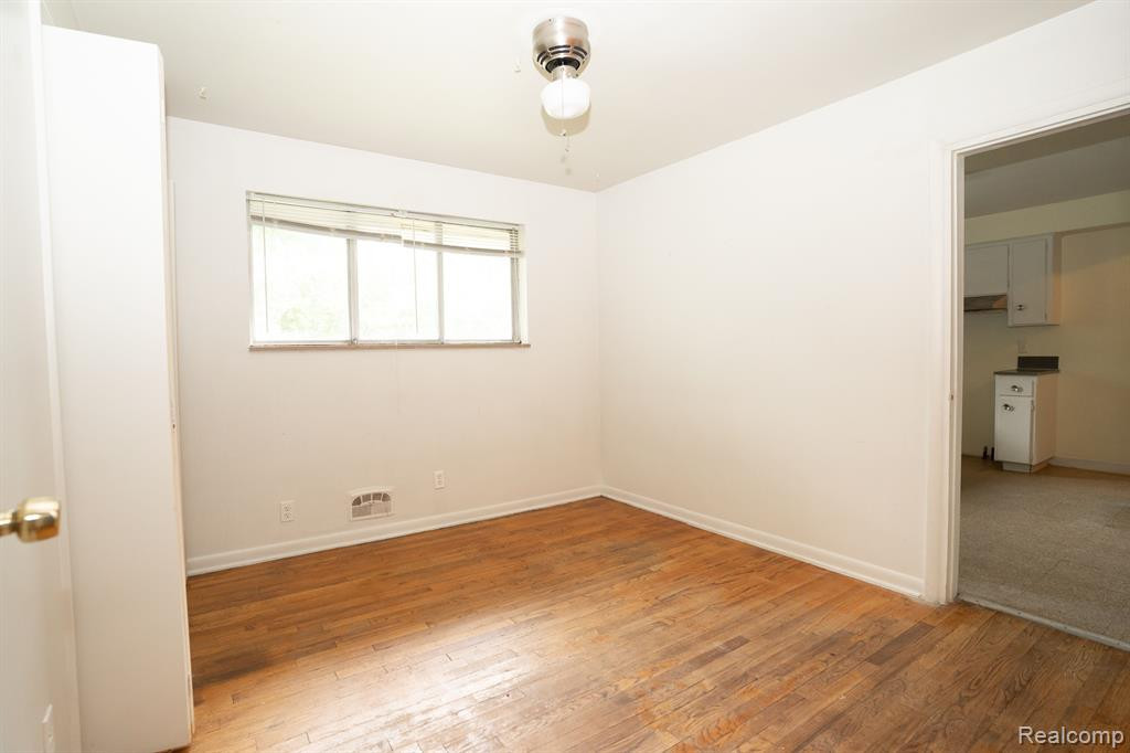 5122 W BRISTOL Road, Flint, MI 48507 — Photo 10