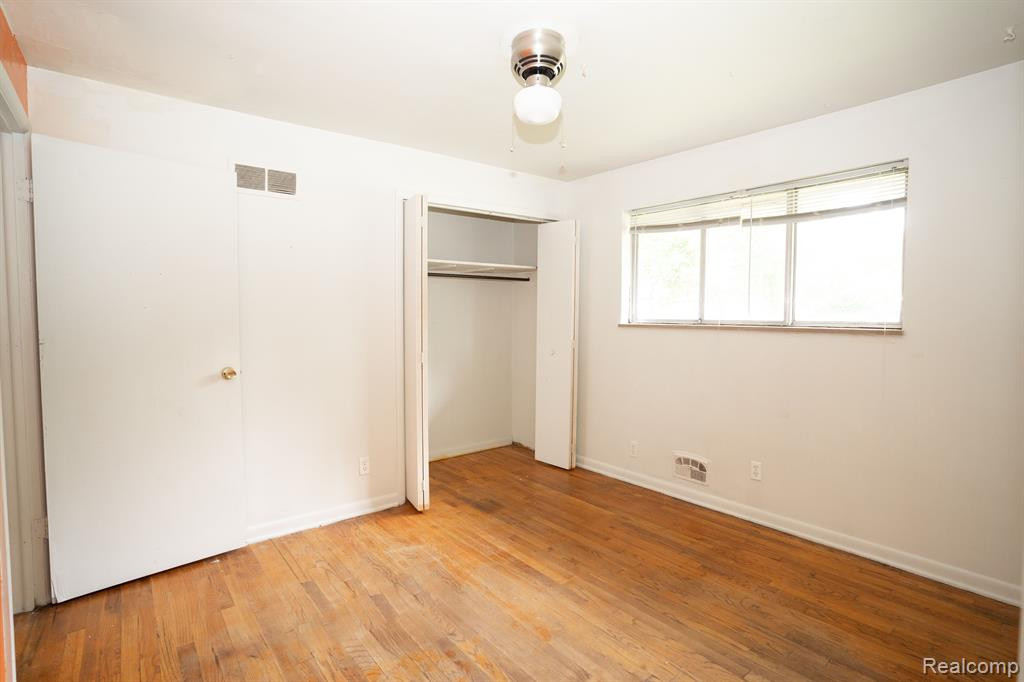 5122 W BRISTOL Road, Flint, MI 48507 — Photo 11