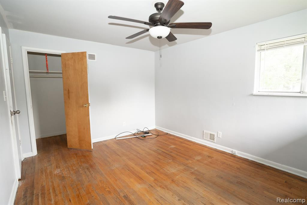 5122 W BRISTOL Road, Flint, MI 48507 — Photo 17