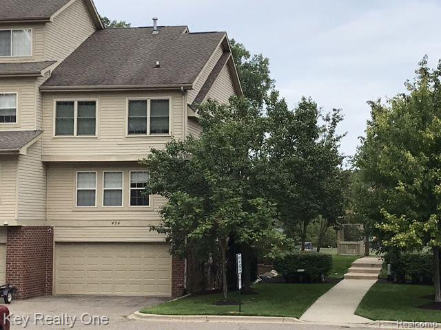 454 OLD PINE Way, 454, Walled Lake, MI 48390 — Photo 2