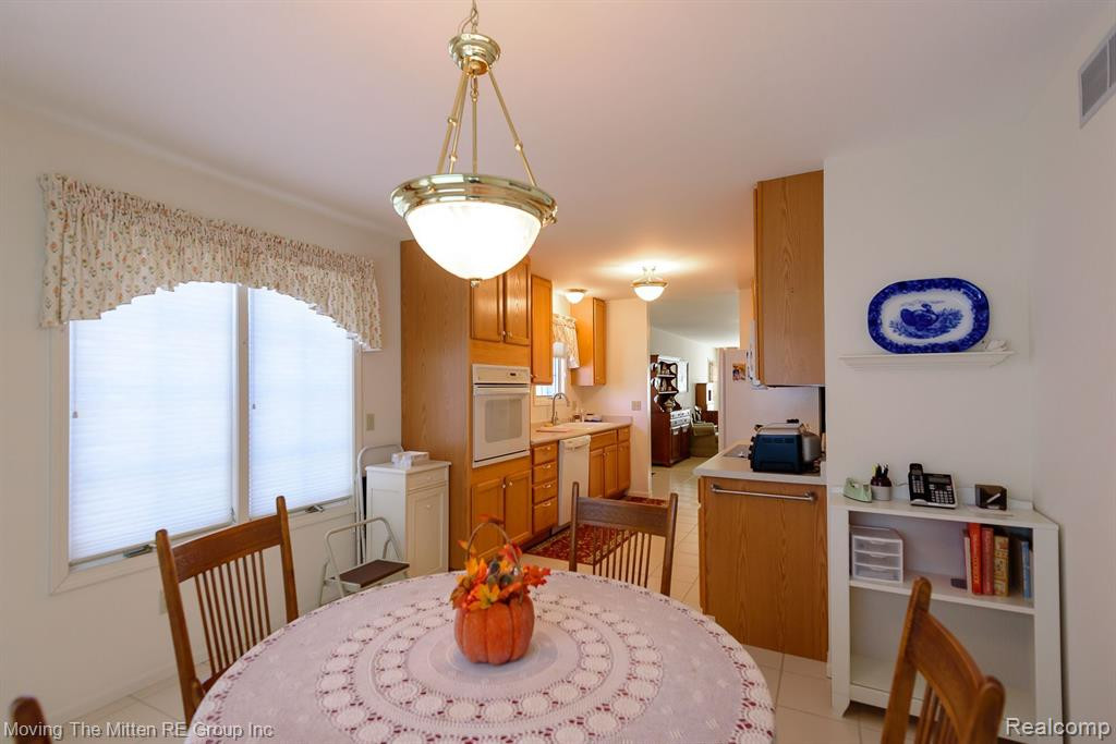 527 LANCASTER Court, Saline, MI 48176 — Photo 6