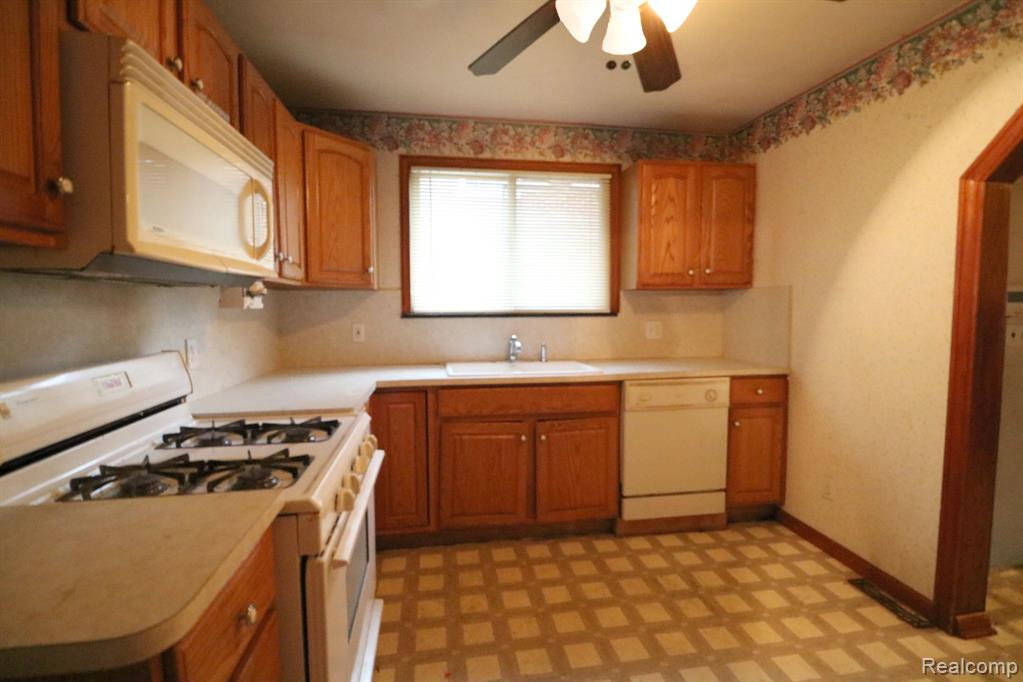 6180 HEREFORD Street, Detroit, MI 48224 — Photo 7