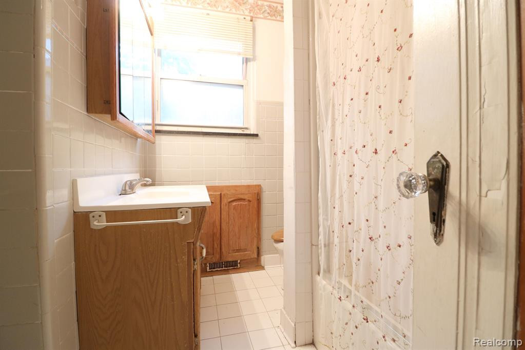 6180 HEREFORD Street, Detroit, MI 48224 — Photo 10