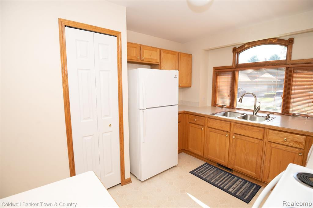 1202 ARBOR RIDGE Drive, Brighton, MI 48116 — Photo 5