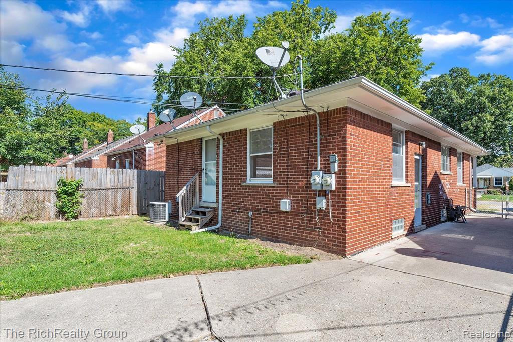 9935 HEMINGWAY, Redford, MI 48239 — Photo 29