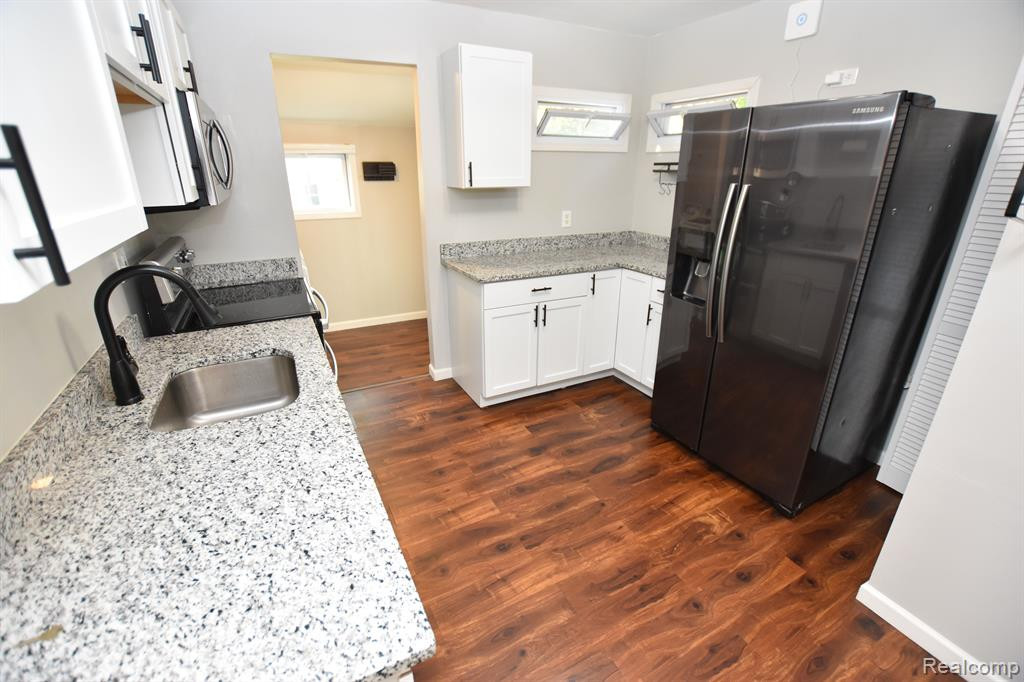 520 E KALAMA Avenue, Madison Heights, MI 48071 — Photo 2