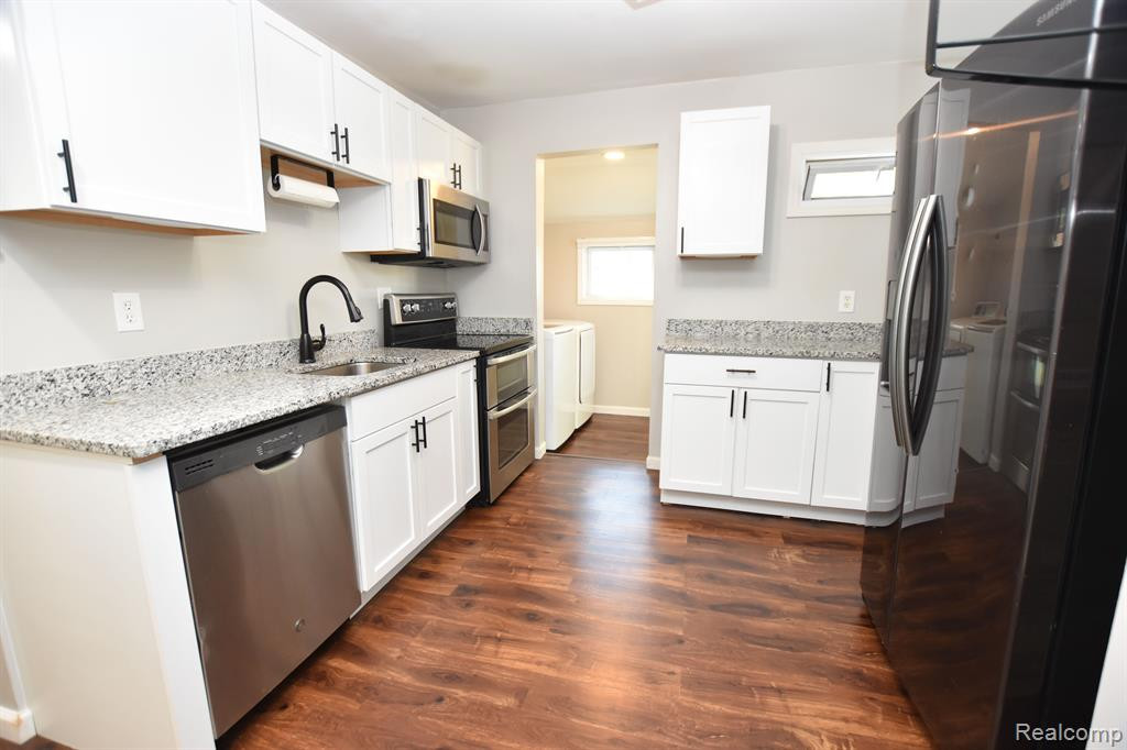 520 E KALAMA Avenue, Madison Heights, MI 48071 — Photo 3